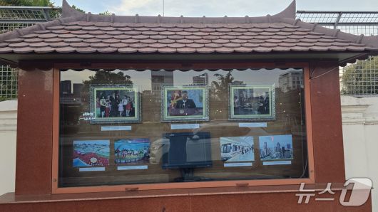 지난 12일 캄보디아 프놈펜에 위치한 북한대사관 앞 게시판에 김정은 노동당 총비서의 사진이 걸려 있다. 2026.1.12/뉴스1 ⓒ News1 최소망 기자