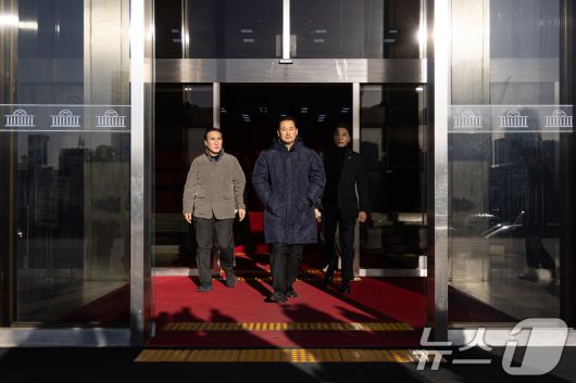 더불어민주당의 통일교 및 공천뇌물 특검 수용을 촉구하며 6일째 단식을 이어가고 있는 장동혁 국민의힘 대표가 20일 서울 여의도 국회 외부로 나서고 있다. 2026.1.20/뉴스1 ⓒ News1 이승배 기자