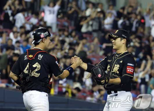 KT 위즈 포수 조대현(왼쪽). /뉴스1 DB ⓒ News1 박정호 기자