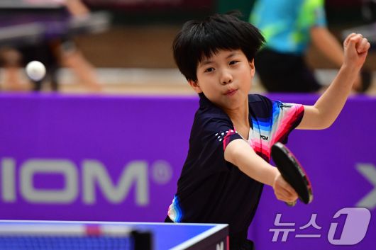 21일 경북 포항시 장량초등학교 체육관에서 열린 제1회 경북 포항동계전지훈련 탁구 스토브리그 대회에서 봉화 상운초등학교 김아영(3학년) 선수가 공격하고 있다. 2026.1.21/뉴스1 ⓒ News1 최창호 기자
