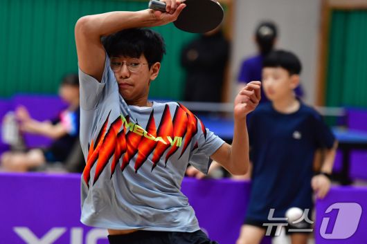 21일 경북 포항시 장량초등학교 체육관에서 열린 제1회 경북 포항동계전지훈련 탁구 스토브리그 대회에서 구미 진평초등학교 최시현(6학년) 선수가 공격하고 있다. 2026.1.21/뉴스1 ⓒ News1 최창호 기자