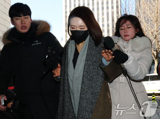 김병기 의원의 공천헌금 수수·아들 부정 편입 의혹의 핵심으로 지목되는 이지희 동작구의원이 21일 오후 서울 마포구 서울경찰청 공공범죄수사대에서 피의자 신분으로 조사를 받기 위해 출석하고 있다. 2026.1.21/뉴스1 ⓒ News1 오대일 기자