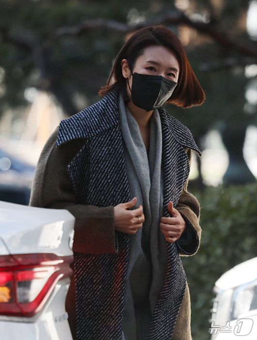 김병기 의원의 공천헌금 수수·아들 부정 편입 의혹의 핵심으로 지목되는 이지희 동작구의원이 21일 오후 서울 마포구 서울경찰청 공공범죄수사대에서 피의자 신분으로 조사를 받기 위해 출석하고 있다. 2026.1.21/뉴스1 ⓒ News1 오대일 기자
