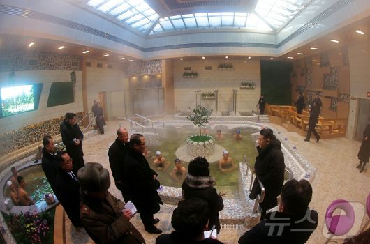 (평양 노동신문=뉴스1) = 북한 노동당 기관지 노동신문은 21일 "온포근로자휴양소 준공식이 1월 20일 성대히 진행되였다"라며 "김정은동지께서 준공식에 참석하시었다"라고 보도했다.[국내에서만 사용가능. 재배포 금지. DB 금지. For Use Only in the Republic of Korea. Redistribution Prohibited] rodongphoto@news1.kr