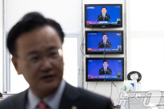 21일 서울 여의도 국회 국민의힘 원내대표실에 마련된 TV에서 이재명 대통령 신년회견 방송이 중계되는 가운데 유상범 국민의힘 원내수석이 발걸음을 옮기고 있다. 2026.1.21/뉴스1 ⓒ News1 이승배 기자