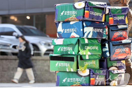 2일 서울 중구 한 빌딩 앞에 쿠팡 배송박스들이 쌓여 있다. 2025.12.2/뉴스1 ⓒ News1 이호윤 기자