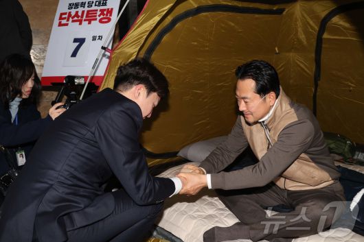 이준석 개혁신당 대표가 21일 서울 여의도 국회 로텐더홀에서 단식투쟁 일주일째를 맞은 장동혁 국민의힘 대표의 농성장을 찾아 대화를 하고 있다. (공동취재) 2026.1.21/뉴스1 ⓒ News1 신웅수 기자