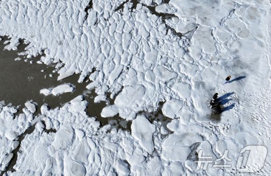 전국 곳곳에 한파특보가 발효돼 맹추위가 이어진 21일 인천 강화도 동막해변 일대가 얼어붙어 있다. 2026.1.21/뉴스1 ⓒ News1 박정호 기자