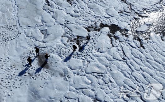전국 곳곳에 한파특보가 발효돼 맹추위가 이어진 21일 인천 강화도 동막해변 일대가 얼어붙어 있다. 2026.1.21/뉴스1 ⓒ News1 박정호 기자