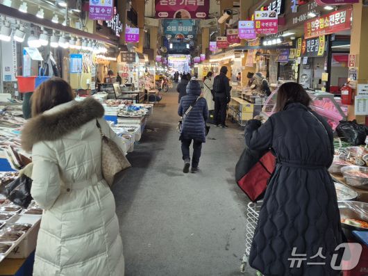 21일 오전 10시께 울산 남구 신정시장에서 시민들이 물건을 사고 있다. 2026.1.21/뉴스1ⓒ 뉴스1 박정현 기자