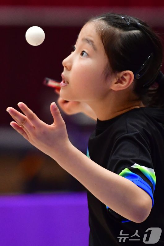 21일 경북 포항시 장량초등학교 체육관에서 열린 제1회 경북 포항동계전지훈련 탁구 스토브리그 대회에서 영천 중앙포은초등학교 이하니 선수가 서브를 넣고 있다. 2026.1.21/뉴스1 ⓒ News1 최창호 기자