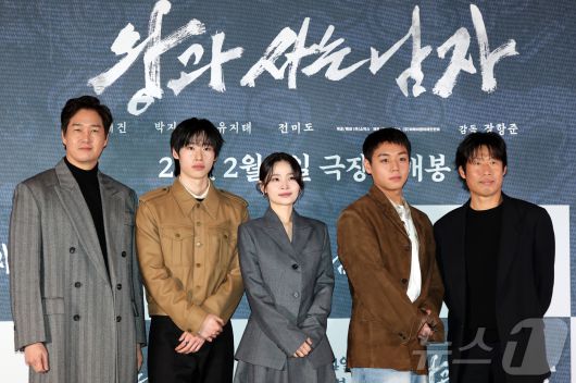 배우 유지태(왼쪽부터), 김민, 전미도, 박지훈, 유해진이 21일 오후 서울 강남구 코엑스 메가박스점에서 열린 영화 ‘왕과 사는 남자’ 기자간담회에서 포즈를 취하고 있다. '왕과 사는 남자'는 1457년 청령포, 마을의 부흥을 위해 유배지를 자처한 촌장과 왕위에서 쫓겨나 유배된 어린 선왕의 이야기로, 내달 4일 개봉한다. 2026.1.21/뉴스1 ⓒ News1 김진환 기자