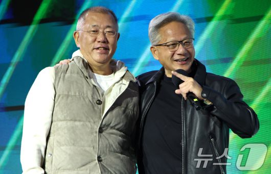 젠슨 황 엔비디아 CEO가 30일 밤 서울 강남구 코엑스광장에서 지포스(GeForce) 한국 25주년을 기념해 열린 '지포스 게이머 페스티벌'에 정의선 현대차그룹 회장과 함께 올라 인사를 하고 있다. (공동취재) 2025.10.30/뉴스1 ⓒ News1 김진환 기자
