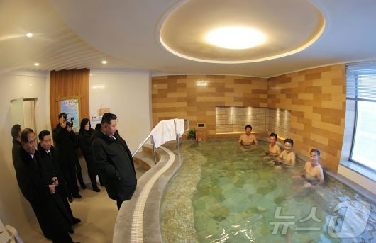 (평양 노동신문=뉴스1) = 북한 노동당 기관지 노동신문은 21일 "온포근로자휴양소 준공식이 1월 20일 성대히 진행되였다"라며 "김정은동지께서 준공식에 참석하시었다"라고 보도했다. [국내에서만 사용가능. 재배포 금지. DB 금지. For Use Only in the Republic of Korea. Redistribution Prohibited] rodongphoto@news1.kr