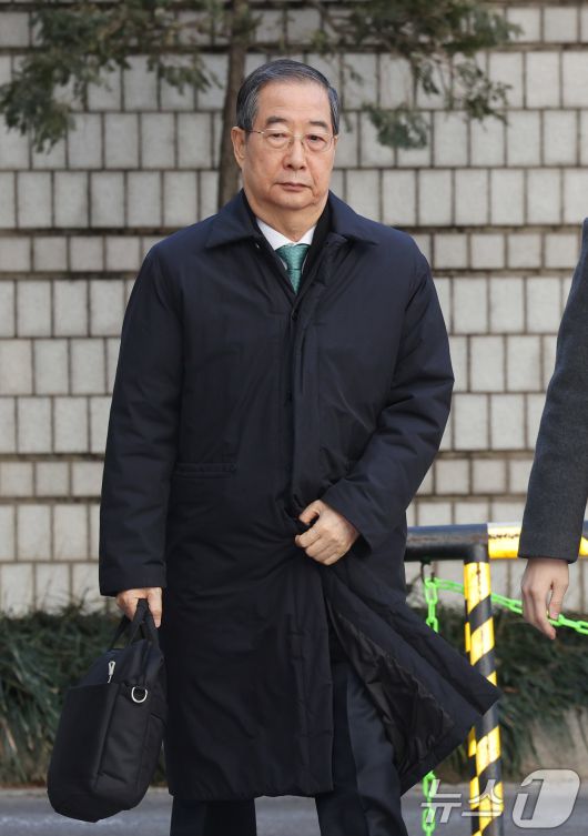 한덕수 전 국무총리가 21일 오후 서울 서초구 서울중앙지법에서 열린 내란 우두머리 방조, 내란 중요임무 종사 혐의 사건 1심 선고공판에 출석하고 있다. 2026.1.21/뉴스1 ⓒ News1 박지혜 기자