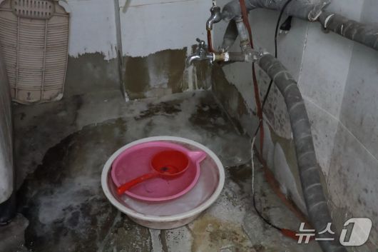 20일 찾은 서울 용산구 동자동 쪽방이 위치한 건물의 공용 세면장의 모습. 수도가 동파돼 물이 전혀 나오지 않았다. 2026.01.20/뉴스1 ⓒ News1 권준언 기자