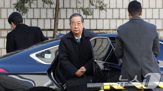 한덕수 전 국무총리가 21일 오후 서울 서초구 서울중앙지법에서 열린 내란 우두머리 방조, 내란 중요임무 종사 혐의 사건 1심 선고공판에 출석하고 있다. 2026.1.21/뉴스1 ⓒ News1 박지혜 기자