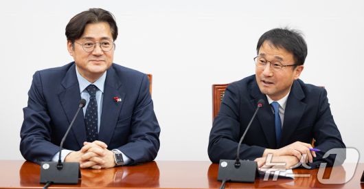 한병도 더불어민주당 원내대표가 21일 서울 여의도 국회에서 홍익표 청와대 신임 정무수석을 접견하고 있다. 2026.1.21/뉴스1 ⓒ News1 유승관 기자