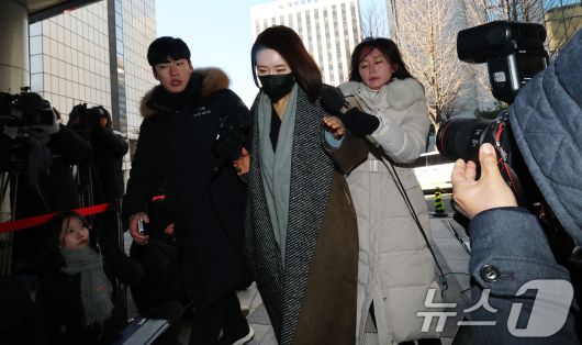 김병기 의원의 공천헌금 수수·아들 부정 편입 의혹의 핵심으로 지목되는 이지희 동작구의원이 21일 오후 서울 마포구 서울경찰청 공공범죄수사대에서 피의자 신분으로 조사를 받기 위해 출석하고 있다. 2026.1.21/뉴스1 ⓒ News1 오대일 기자