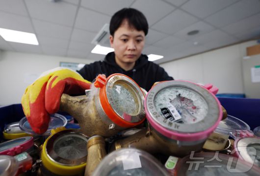 서울 전역에 한파주의보가 내려진 21일 서울 강북구 서울북부수도사업소에서 수도계량기 교체반 직원이 동파된 수도계량기를 정리하고 있다.  2026.1.21/뉴스1 ⓒ News1 김진환 기자