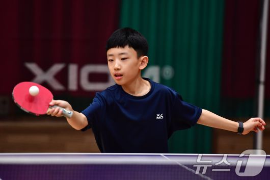 21일 경북 포항시 장량초등학교 체육관에서 열린 제1회 경북 포항동계전지훈련 탁구 스토브리그 대회에서 장량초등학교 임준수 선수가 공격을 막아내고 있다. 2026.1.21/뉴스1 ⓒ News1 최창호 기자