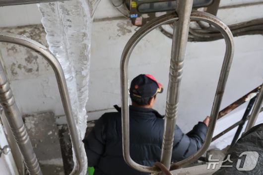 20일 찾은 서울 용산구 동자동 쪽방이 위치한 건물 계단에 고드름이 얼어있는 모습. 2026.01.20/뉴스1 ⓒ News1 권준언 기자