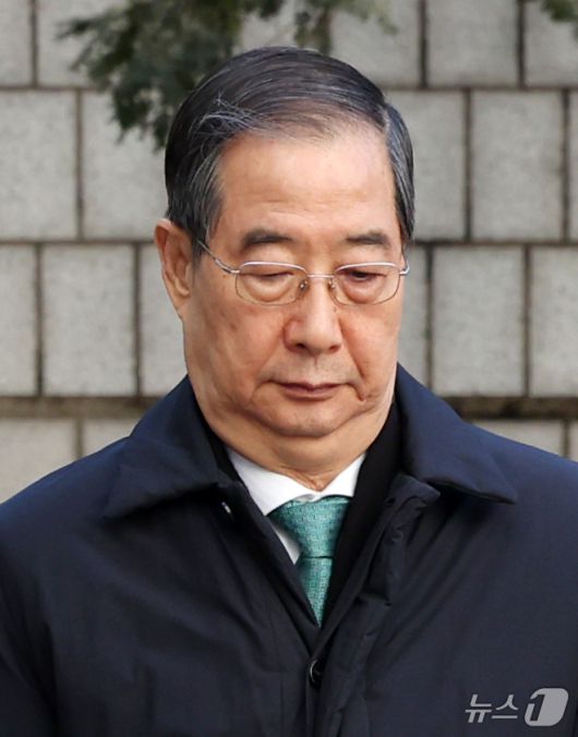 한덕수 전 국무총리가 21일 오후 서울 서초구 서울중앙지법에서 열린 내란 우두머리 방조, 내란 중요임무 종사 혐의 사건 1심 선고공판에 출석하고 있다. 2026.1.21/뉴스1 ⓒ News1 박지혜 기자