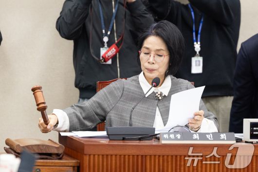 지난해 12월 9일 서울 여의도 국회에서 열린 제429회 국회(정기회) 과학기술정보방송통신위원회 제19차 전체회의에서 최민희 위원장이 의사봉을 두드리고 있다. 2025.12.9/뉴스1 ⓒ News1 이승배 기자