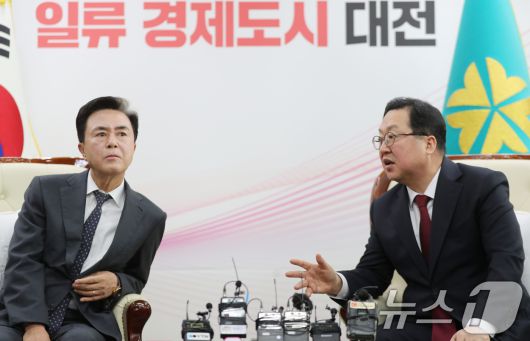 이장우 대전시장과 김태흠 충남도지사가 21일 대전시청 접견실에서 대전·충남 행정통합 관련 긴급 회동을 갖고 있다. (공동취재)2026.1.21/뉴스1