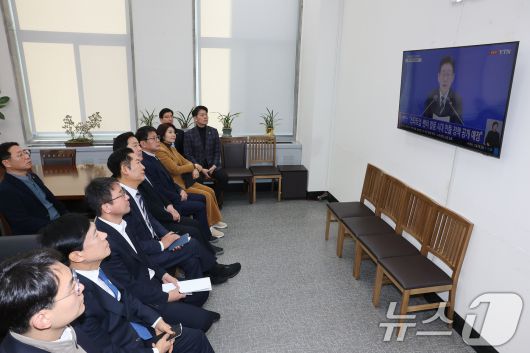 더불어민주당 정청래 대표와 한병도 원내대표를 비롯한 지도부가 21일 서울 여의도 국회 당대표실에서 이재명 대통령 신년 기자회견 생중계를 지켜보고 있다. 2026.1.21/뉴스1 ⓒ News1 국회사진기자단