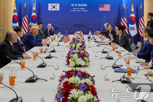 이재명 대통령과 도널드 트럼프 미국 대통령이 29일 경북 경주박물관에서 한미 확대 오찬회담을 하고 있다. (대통령실 제공. 재판매 및 DB 금지) 2025.10.29/뉴스1 ⓒ News1 허경 기자