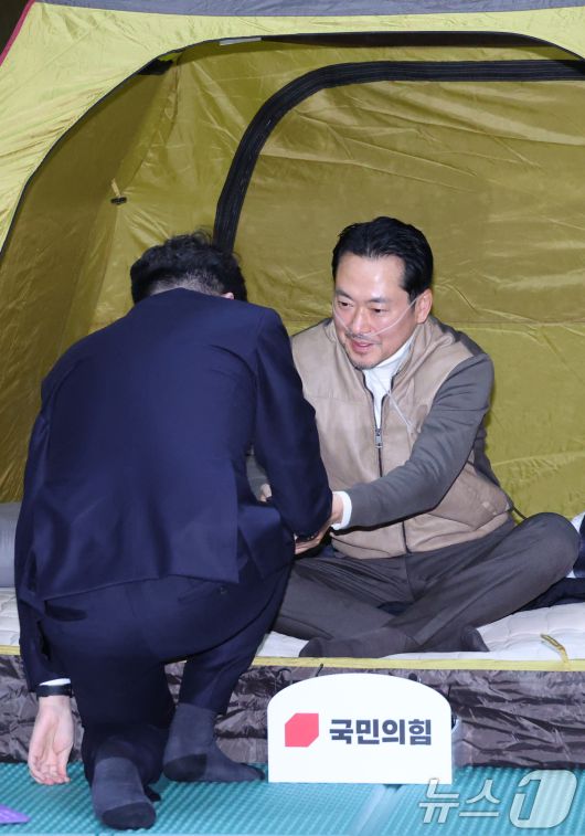 장동혁 국민의힘 대표가 21일 서울 여의도 국회 로텐더홀에 마련된 단식 농성장에서 이준석 개혁신당 대표를 만나고 있다. 2026.1.21/뉴스1 ⓒ News1 신웅수 기자