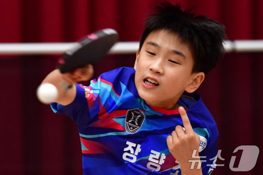 21일 경북 포항시 장량초등학교 체육관에서 열린 제1회 경북 포항동계전지훈련 탁구 스토브리그 대회에서 장량초등학교 전하준 선수가 공을 넘기고 있다. ⓒ News1 최창호 기자