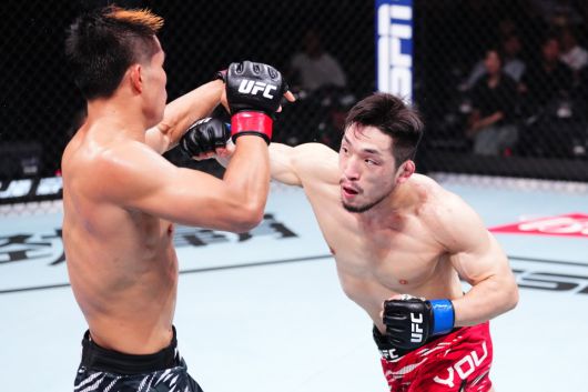 UFC 경기 중인 유수영(오른쪽).(UFC 제공)