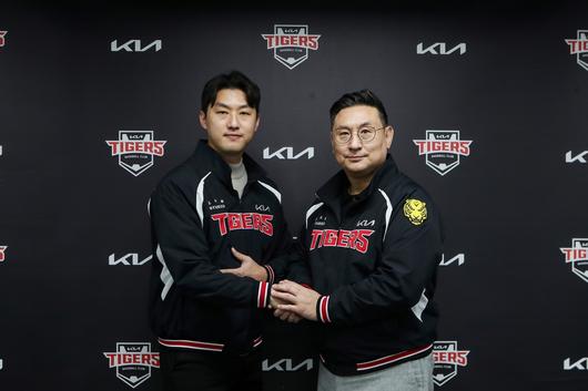 홍건희(왼쪽)가 21일 KIA 타이거즈와 계약 체결 후 심재학 단장과 기념 촬영하고 있다. (KIA 제공)