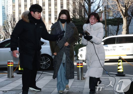 김병기 의원의 공천헌금 수수·아들 부정 편입 의혹의 핵심으로 지목되는 이지희 동작구의원이 21일 오후 서울 마포구 서울경찰청 공공범죄수사대에서 피의자 신분으로 조사를 받기 위해 출석하고 있다. 2026.1.21/뉴스1 ⓒ News1 오대일 기자