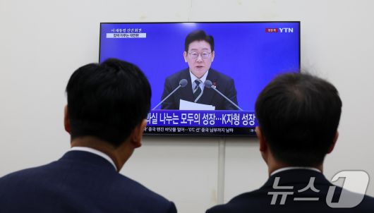 더불어민주당 정청래 대표와 한병도 원내대표를 비롯한 지도부가 21일 서울 여의도 국회 당대표실에서 이재명 대통령 신년 기자회견 생중계를 지켜보고 있다. ⓒ News1 국회사진기자단