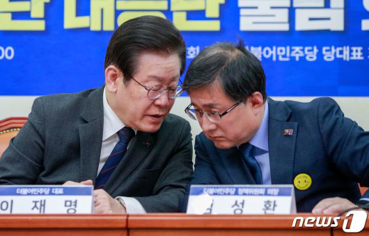 이재명 대통령과 김성환 기후에너지환경부 장관이 지난 2023년, 각각 더불어민주당 대표와 정책위의장 시절 대화하고 있다. 2023.3.22/뉴스1 ⓒ News1 안은나 기자