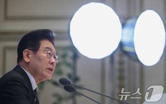 이재명 대통령이 21일 청와대 영빈관에서 열린 신년 기자회견에서 취재진 질문에 답변하고 있다. 2026.1.21/뉴스1 ⓒ News1 이재명 기자