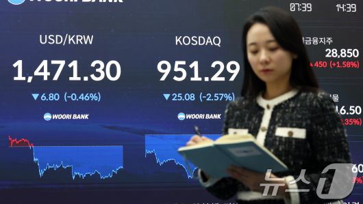 21일 오후 서울 중구 우리은행 본점 딜링룸 전광판에 달러·원 환율과 코스닥 지수가 표시되어 있다. 2026.1.21/뉴스1 ⓒ News1 최지환 기자