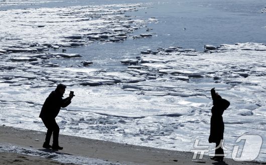 전국 곳곳에 한파특보가 발효돼 맹추위가 이어진 21일 인천 강화도 동막해변 일대가 얼어붙어 있다. 기상청에 따르면 전국 대부분 지역에서는 당분간 아침 기온이 -10도 안팎으로 떨어지고 바람도 강하게 불어 체감온도는 더욱 낮을 것으로 예보했다. 2026.1.21/뉴스1 ⓒ News1 박정호 기자