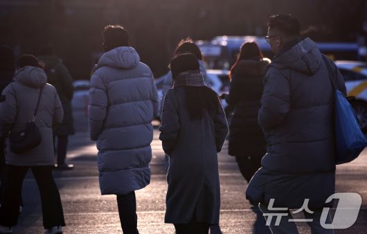 서울 전역에 한파주의보가 내려진 21일 오전 서울 세종대로 광화문역 네거리에서 두꺼운 옷을 입은 시민들이 발걸음을 옮기고 있다. 2026.1.21/뉴스1 ⓒ News1 구윤성 기자