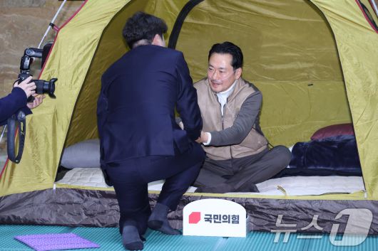 장동혁 국민의힘 대표가 21일 서울 여의도 국회 로텐더홀에 마련된 단식 농성장에서 이준석 개혁신당 대표를 만나고 있다. 2026.1.21/뉴스1 ⓒ News1 신웅수 기자