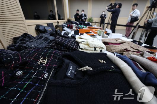 21일 서울 송파구 서울동부지방검찰청에서 열린 보이스피싱범죄 합동수사부 자금 세탁범 검거 관련 브리핑에서 압수품이 공개되고 있다. 2026.1.21/뉴스1 ⓒ News1 김도우 기자