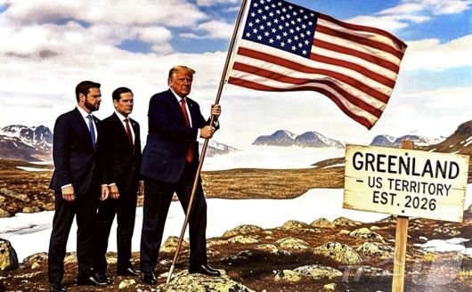도널드 트럼프 미국 대통령이 20일(현지 시간) 트루스소셜에 '그린란드-2026년부터 미국 영토' 라는 문구가 적힌 팻발 앞에 성조기를 들고 있는 합성 사진을 게재했다. 왼쪽부터 JD 밴스 미국 부통령, 마코 루비오 미국 국무장관, 도널드 트럼프 대통령. (트럼프 대통령 트루스소셜 캡처. 재판매 및 DB금지) 2026.1.21/뉴스1