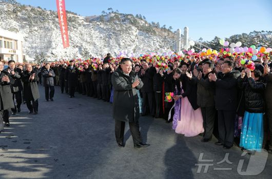 (평양 노동신문=뉴스1) = 북한 노동당 기관지 노동신문은 21일 "온포근로자휴양소 준공식이 1월 20일 성대히 진행되였다"라며 "김정은동지께서 준공식에 참석하시었다"라고 보도했다. [국내에서만 사용가능. 재배포 금지. DB 금지. For Use Only in the Republic of Korea. Redistribution Prohibited] rodongphoto@news1.kr