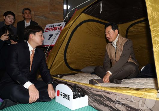이준석 개혁신당 대표가 21일 서울 여의도 국회 로텐더홀에서 단식투쟁 일주일째를 맞은 장동혁 국민의힘 대표의 농성장을 찾아 대화를 하고 있다. (공동취재) 2026.1.21/뉴스1 ⓒ News1 신웅수 기자