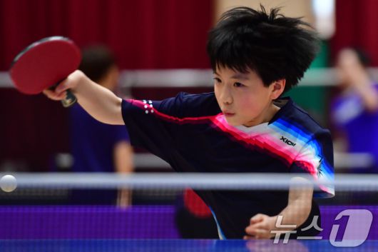 21일 경북 포항시 장량초등학교 체육관에서 열린 제1회 경북 포항동계전지훈련 탁구 스토브리그 대회에서 봉화 상운초등학교 김아영(3학년) 선수가 공을 넘기고 있다. 김아영 선수는 지난해 제3회 유승민 전 IOC위원배 U12 전국탁구대회 1~2학년부 등에 출전해 3번의 우승을 차지한 유망주다. 2026.1.21/뉴스1 ⓒ News1 최창호 기자