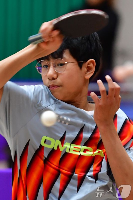 21일 경북 포항시 장량초등학교 체육관에서 열린 제1회 경북 포항동계전지훈련 탁구 스토브리그 대회에서 구미 진평초등학교 최시현(6학년) 선수가 공격하고 있다. 최시현 선수는 현재 경북도내 초등부 1위 자리를 지키고 있다. 2026.1.21/뉴스1 ⓒ News1 최창호 기자