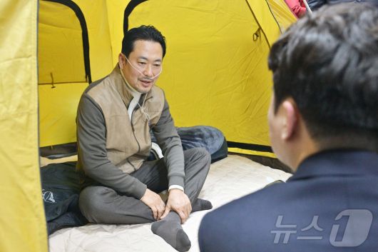 이준석 개혁신당 대표가 21일 오전 국회 로텐더홀에서 단식 7일차인 장동혁 국민의힘 대표를 방문하고 있다. (공동취재) 2026.1.21/뉴스1 ⓒ News1 신웅수 기자